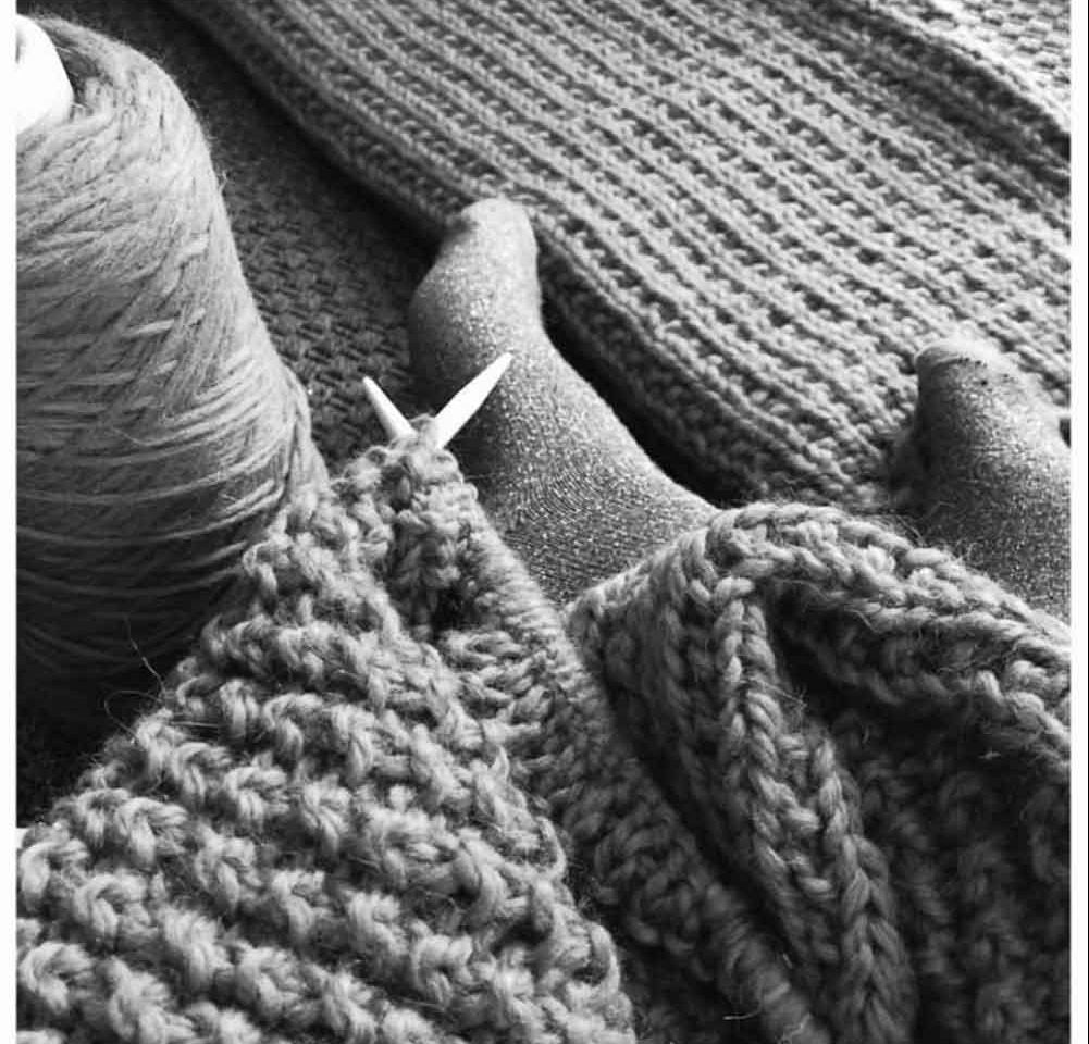 Hand knitting moss stitch